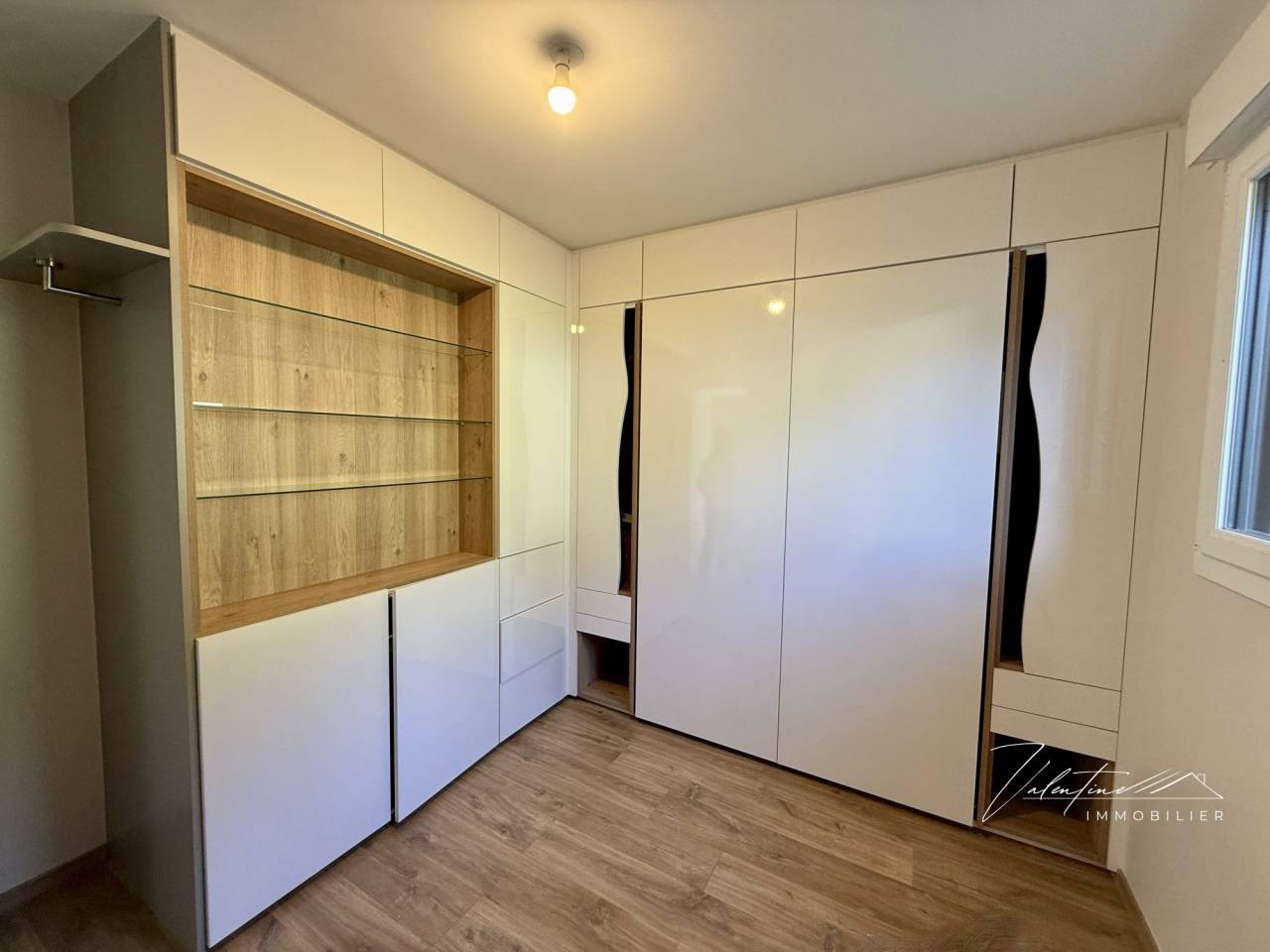 MAISON CONTEMPORAINE AVEC UNE VUE DÉGAGÉE