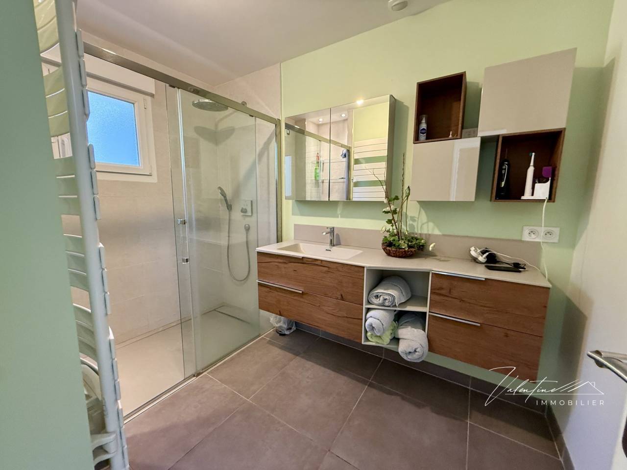 MAISON CONTEMPORAINE AVEC UNE VUE DÉGAGÉE