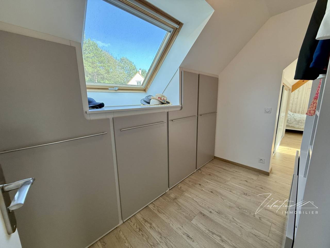 MAISON CONTEMPORAINE AVEC UNE VUE DÉGAGÉE