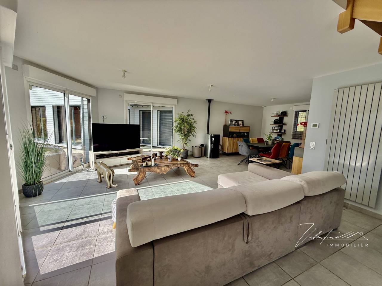 MAISON CONTEMPORAINE AVEC UNE VUE D&Eacute;GAG&Eacute;E