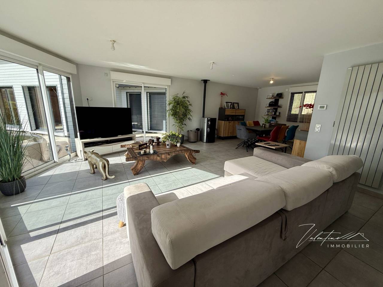 MAISON CONTEMPORAINE AVEC UNE VUE D&Eacute;GAG&Eacute;E