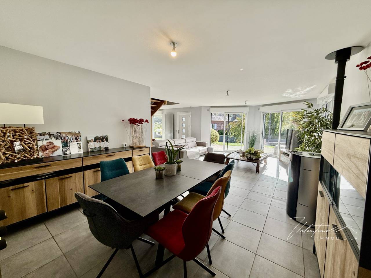 MAISON CONTEMPORAINE AVEC UNE VUE D&Eacute;GAG&Eacute;E