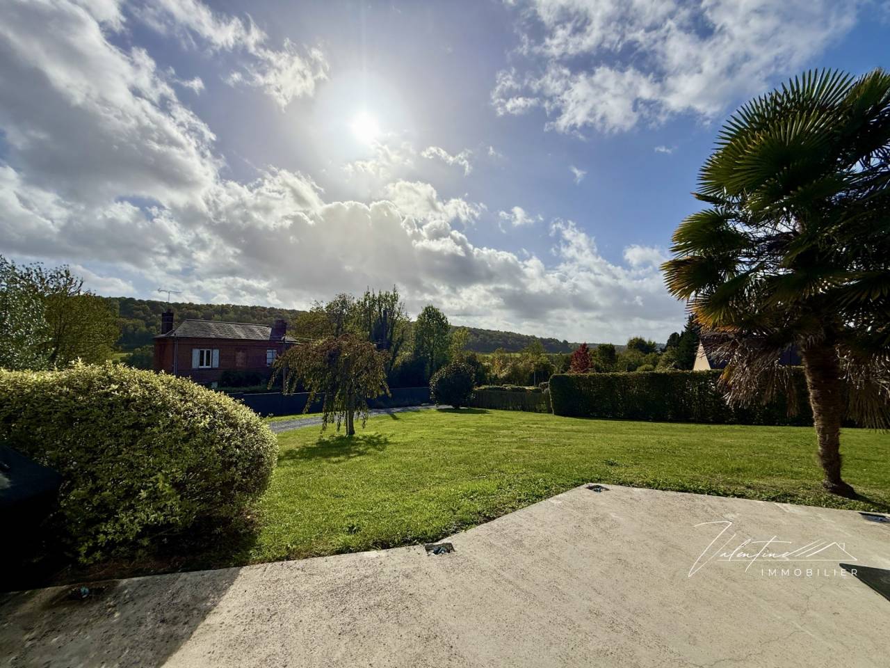 MAISON CONTEMPORAINE AVEC UNE VUE D&Eacute;GAG&Eacute;E
