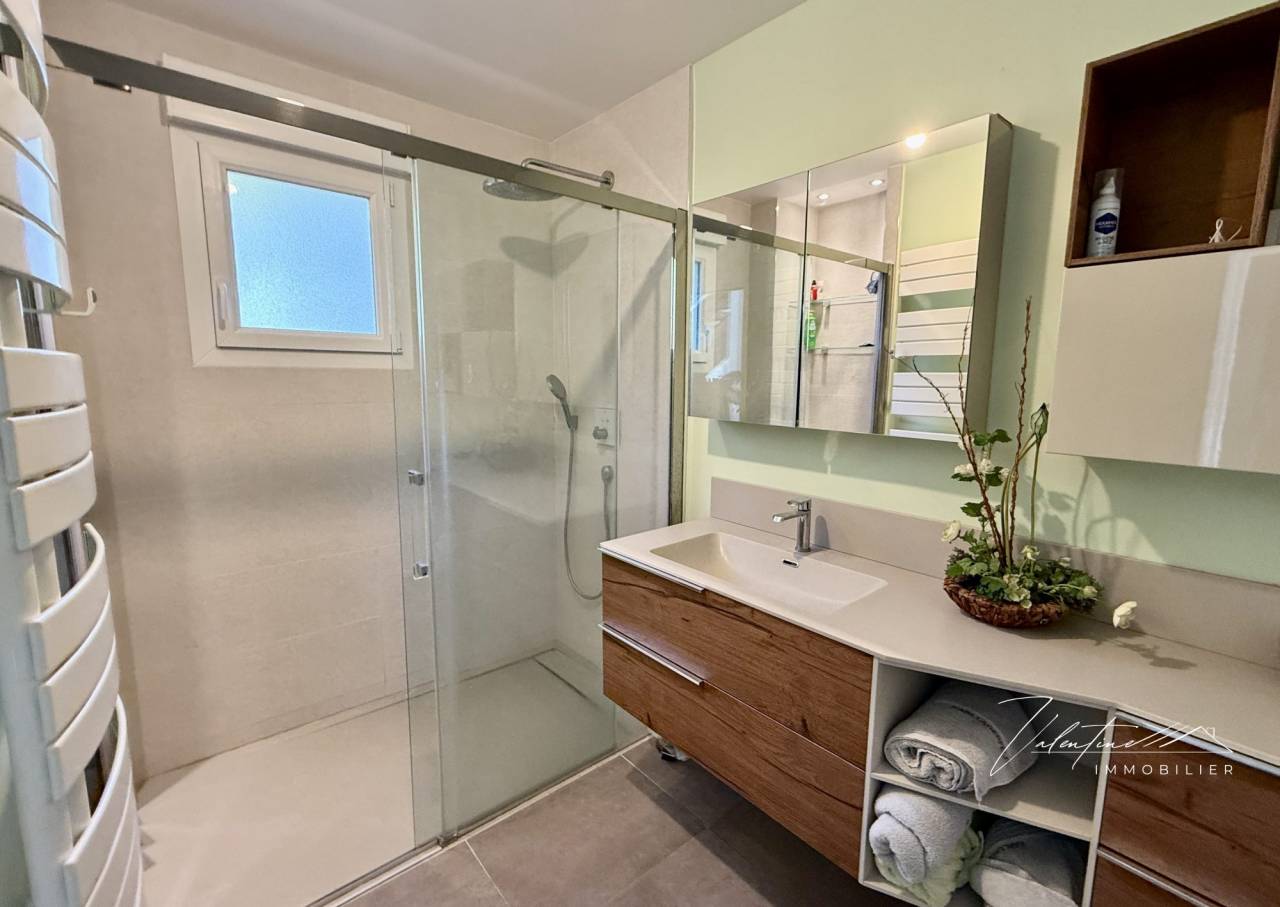 MAISON CONTEMPORAINE AVEC UNE VUE D&Eacute;GAG&Eacute;E