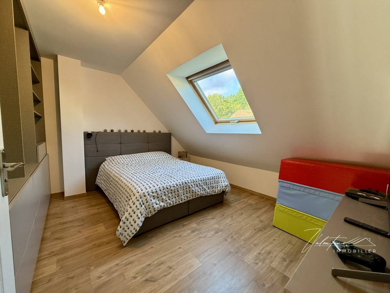 MAISON CONTEMPORAINE AVEC UNE VUE D&Eacute;GAG&Eacute;E