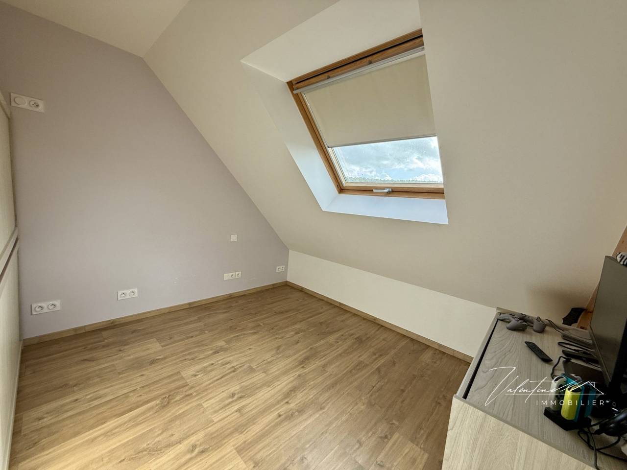 MAISON CONTEMPORAINE AVEC UNE VUE D&Eacute;GAG&Eacute;E