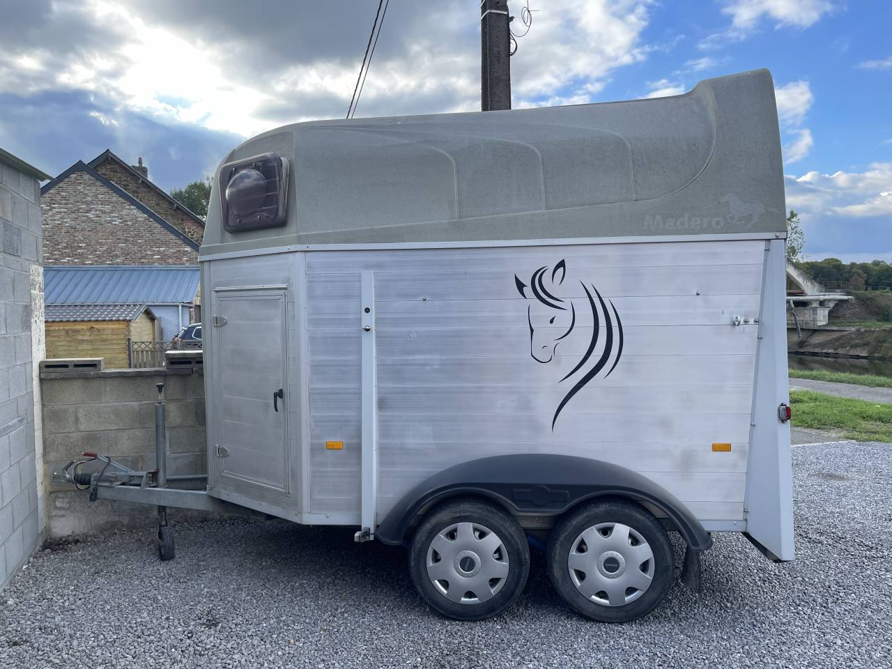 Van pour deux Chevaux-Humbaur 