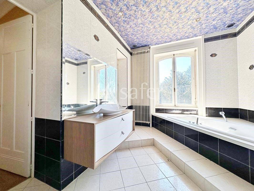 BATISSE TYPE MANOIR - THIZY