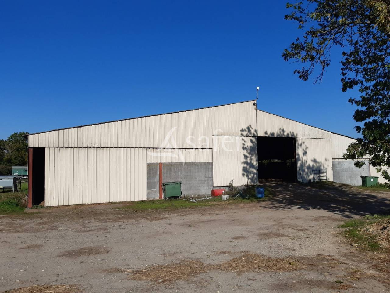 Batiments d'exploitation sur 144 ha