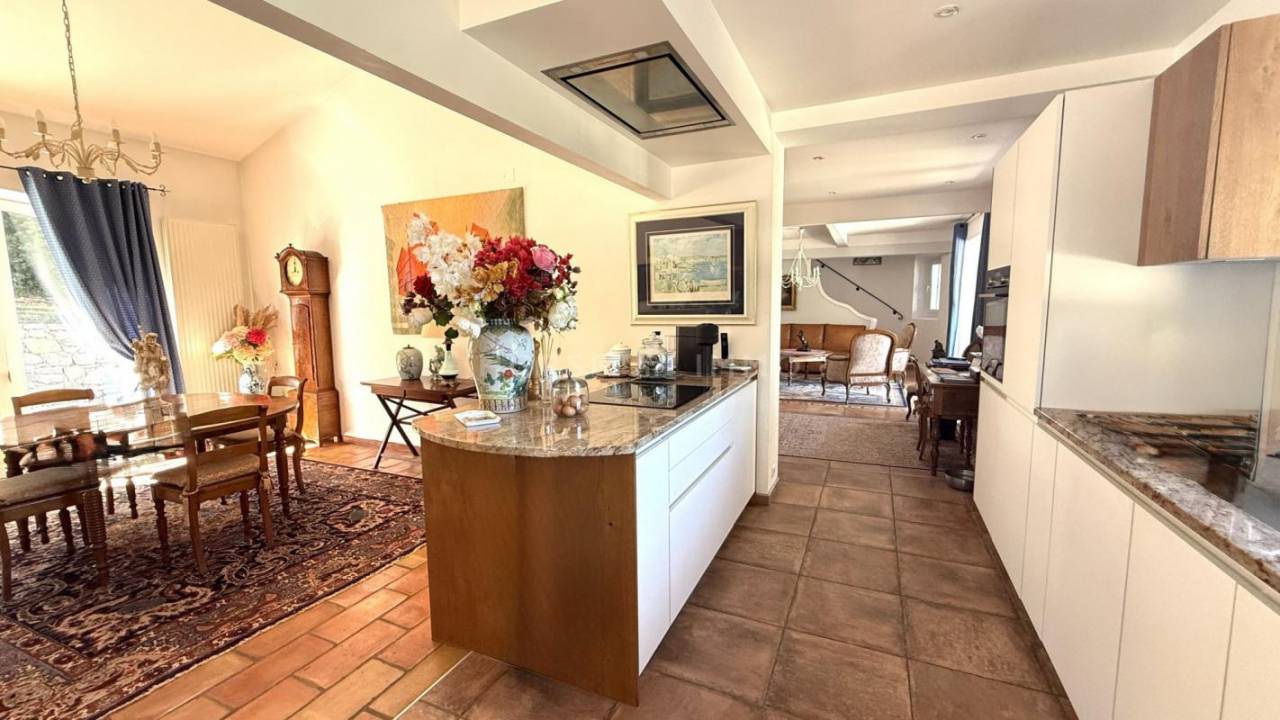 Belle villa avec vue panoramique et aménagements équestres