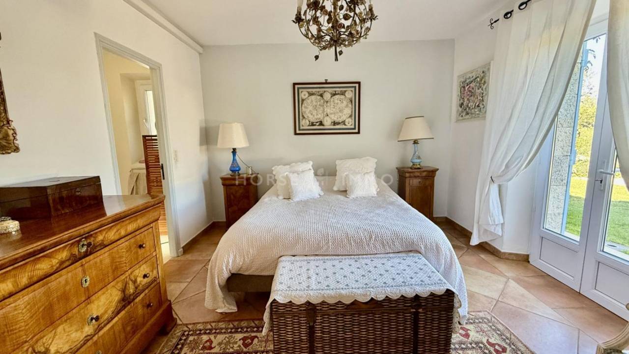 Belle villa avec vue panoramique et aménagements équestres