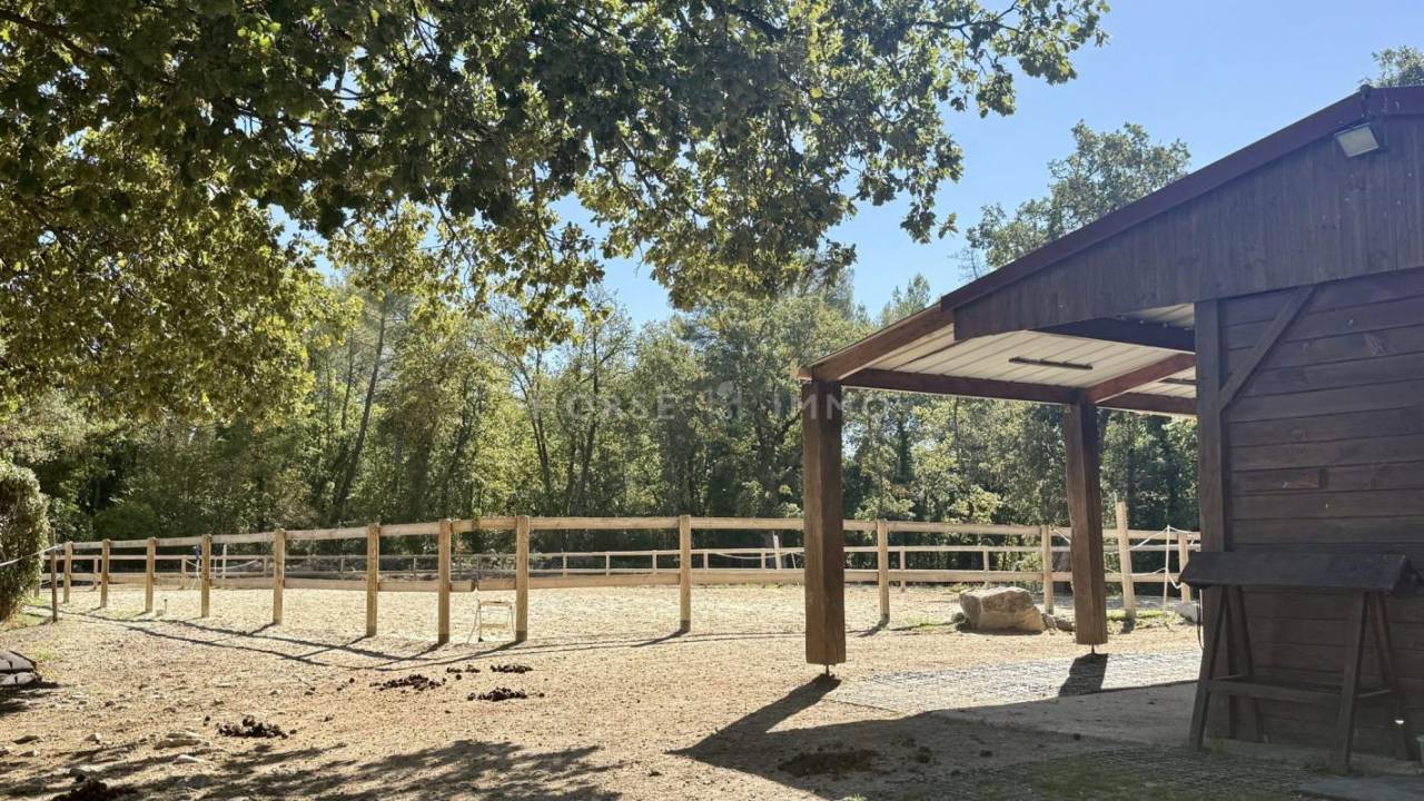 Belle villa avec vue panoramique et aménagements équestres