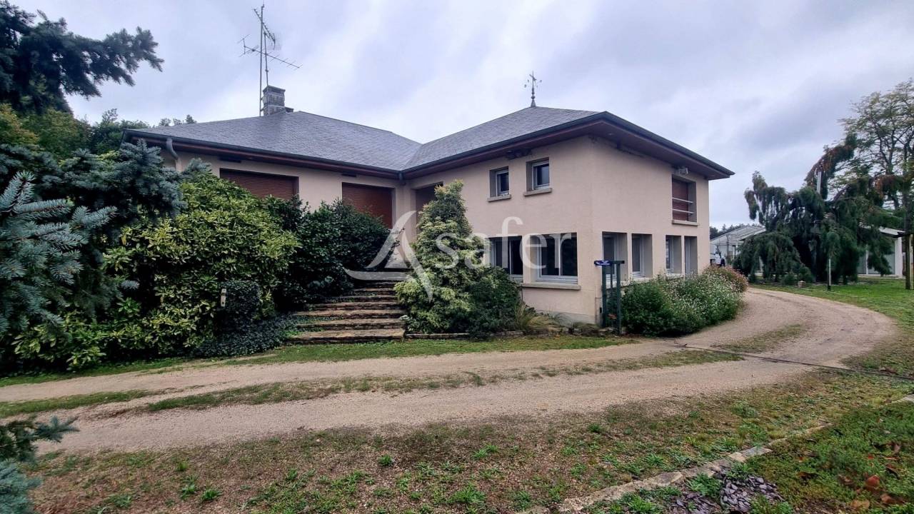 Maison d'habitation avec dépendances agricoles
