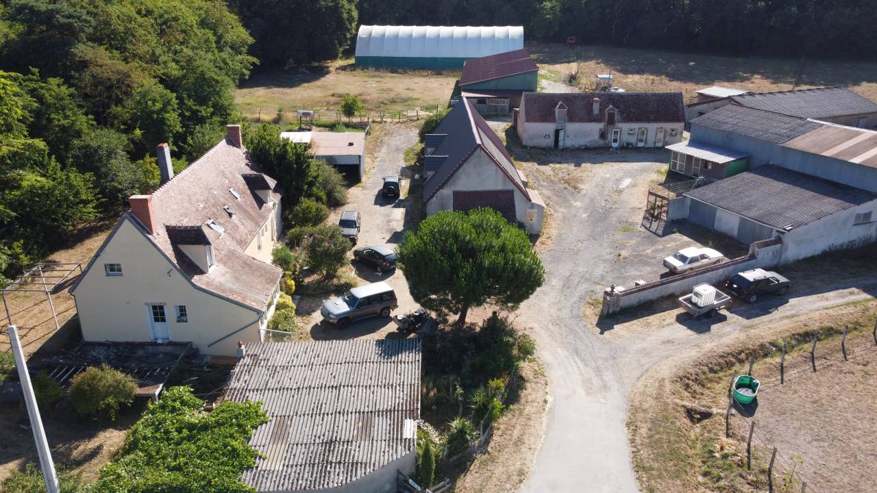 Propri&eacute;t&eacute; &eacute;questre sur 17 ha &ndash; 18 (cher) 