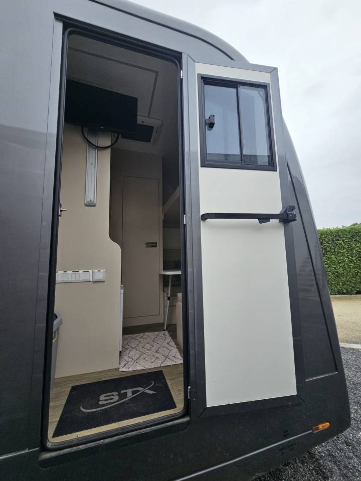STX Exclusive Trailer pour PL, 3 chevaux + home Car