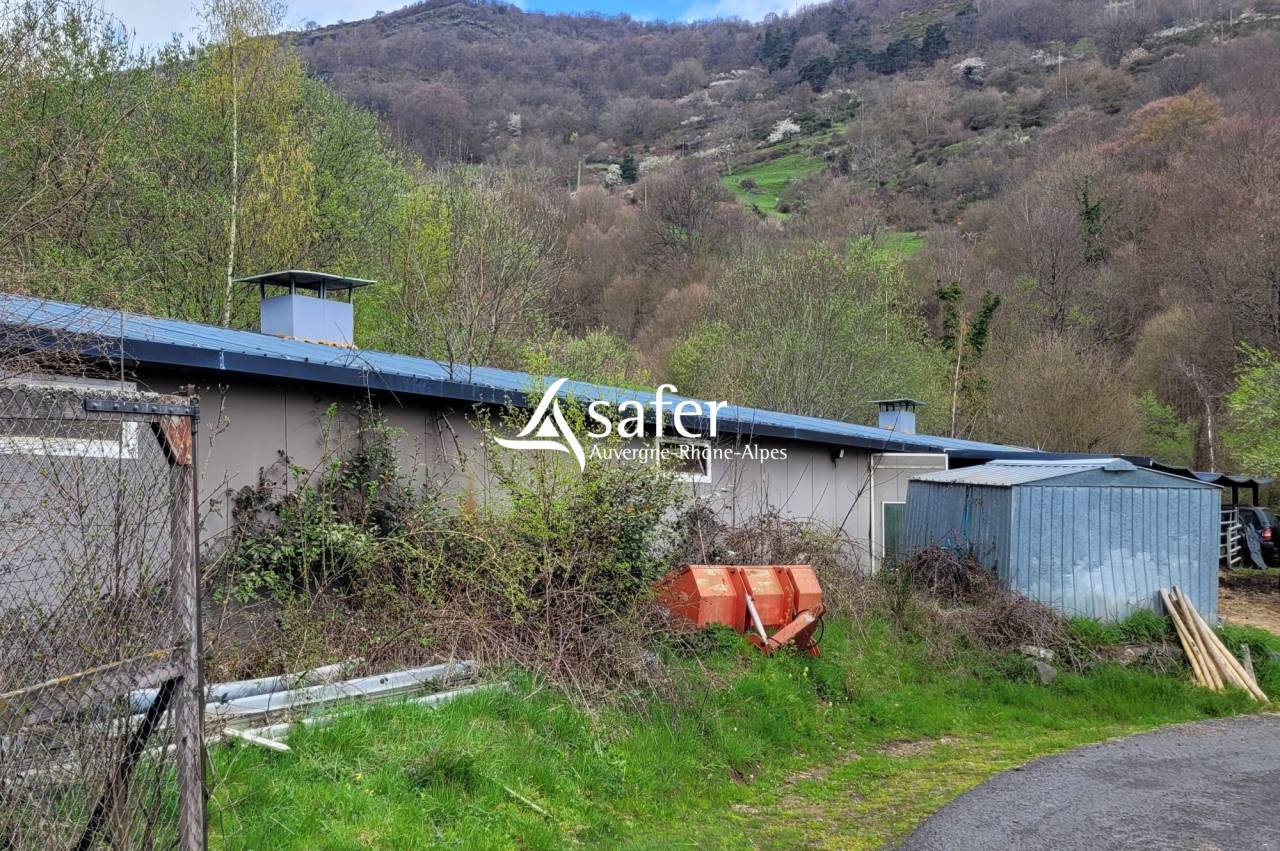 B&acirc;timent tr&egrave;s facilement accessible avec terrains agricoles