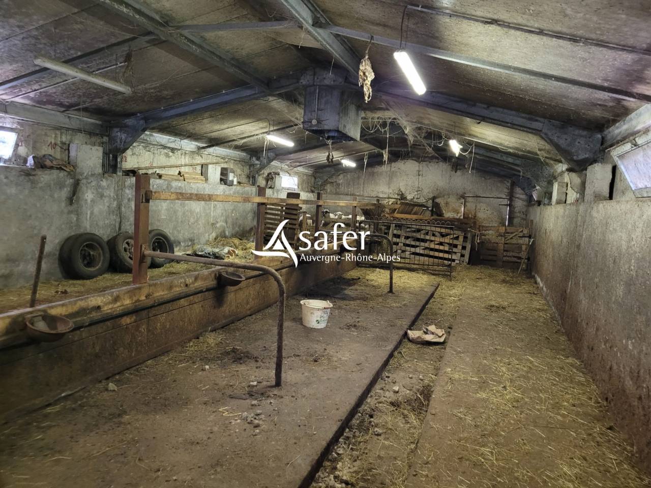 B&acirc;timent tr&egrave;s facilement accessible avec terrains agricoles