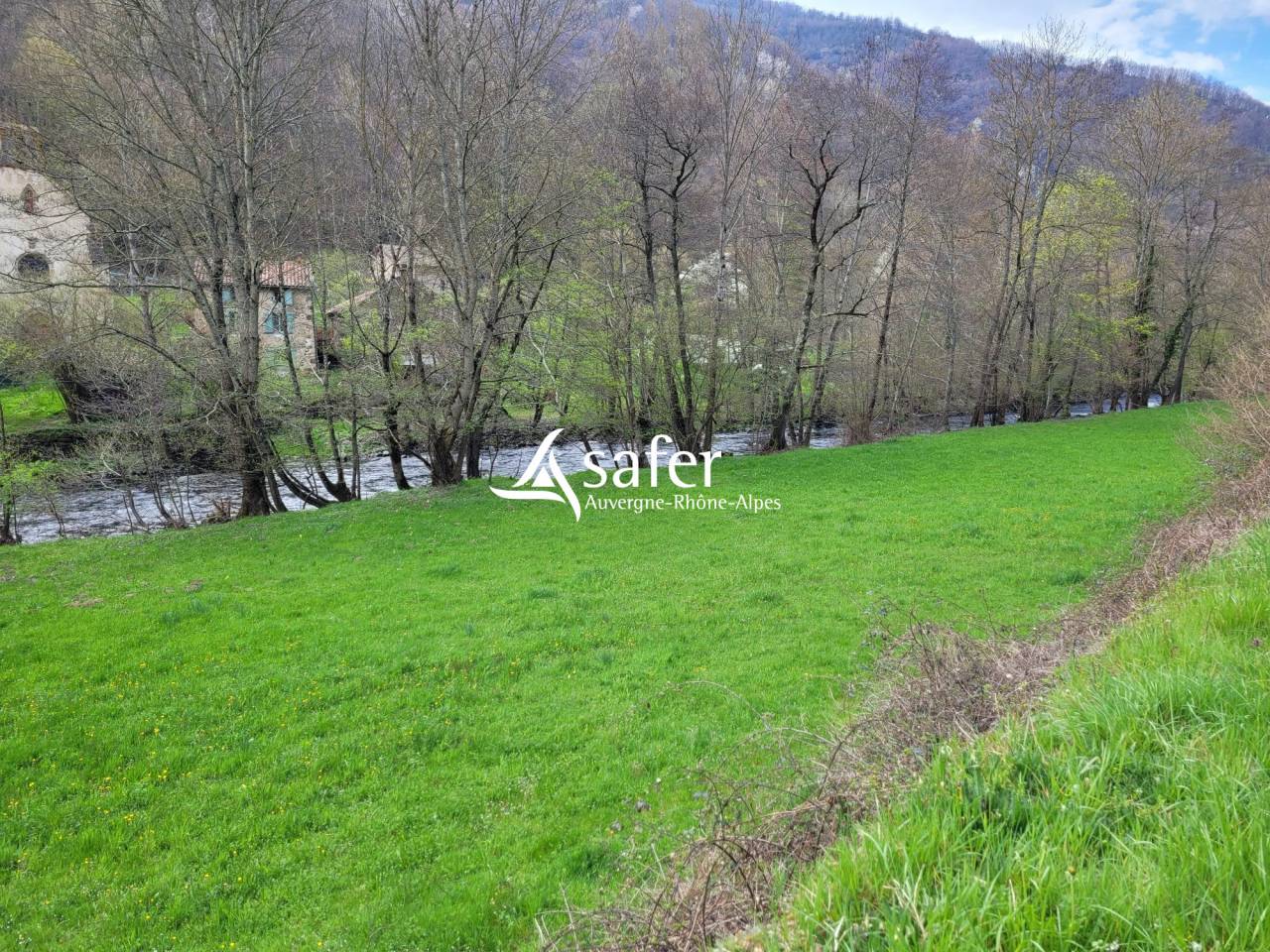 B&acirc;timent tr&egrave;s facilement accessible avec terrains agricoles