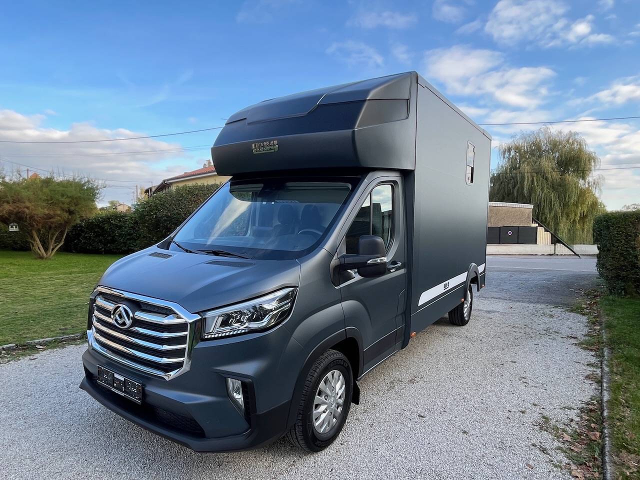 MAXUS DELIVER 9 LUXURY MSG STALLION LIGHT