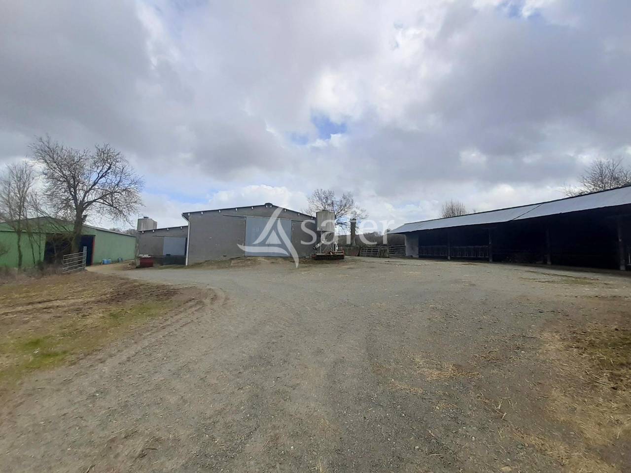 Bâtiments Agricoles sur environ 15 ha