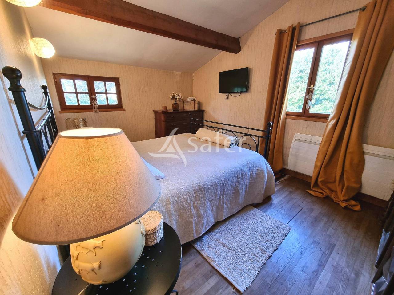 Petite quercynoise en pierre avec dépendances agricoles sur 4 h