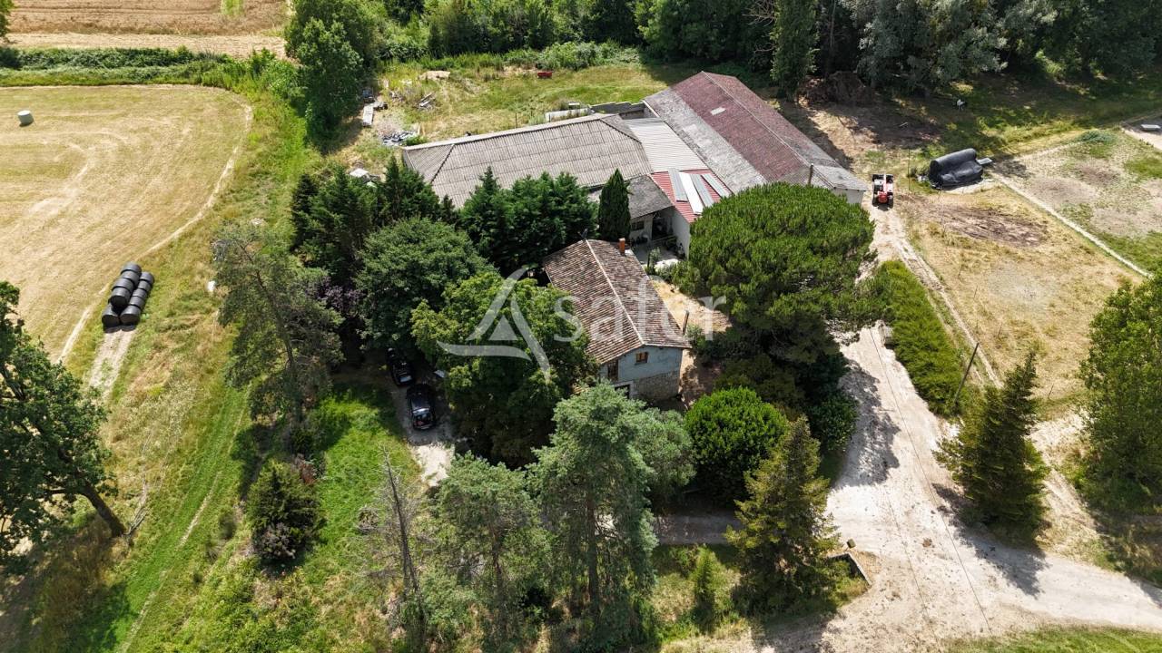 Petite quercynoise en pierre avec dépendances agricoles sur 4 h