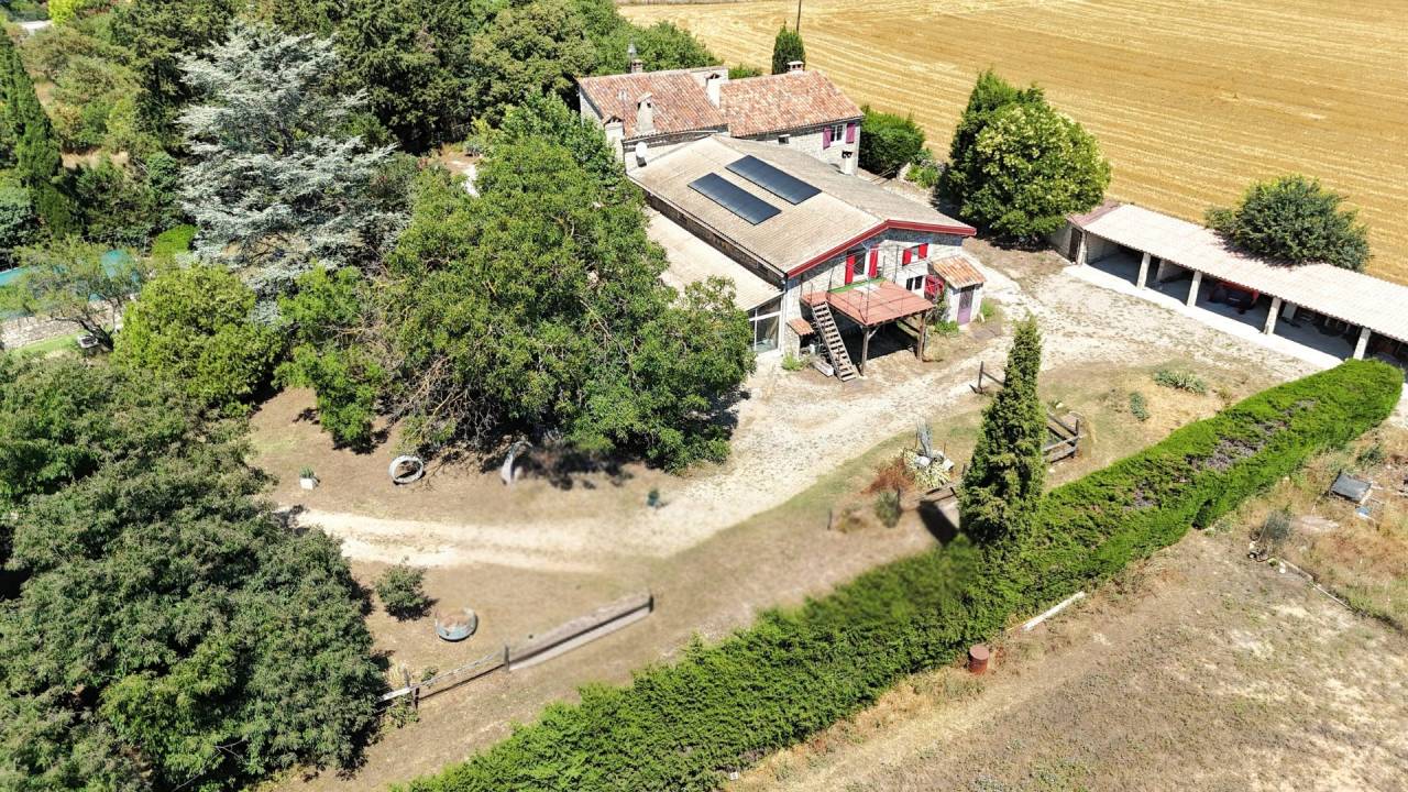 Loft provençal avec dépendance et installations équestres 