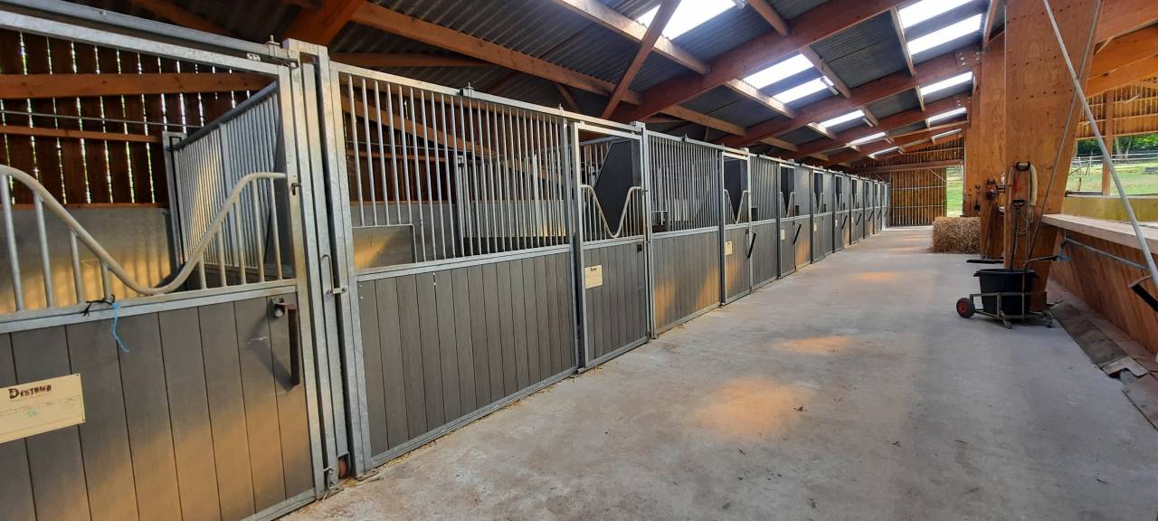 NIORT - Structure dédiée à l'équitation sur 3,8 ha