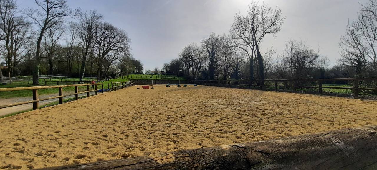 NIORT - Structure dédiée à l'équitation sur 3,8 ha
