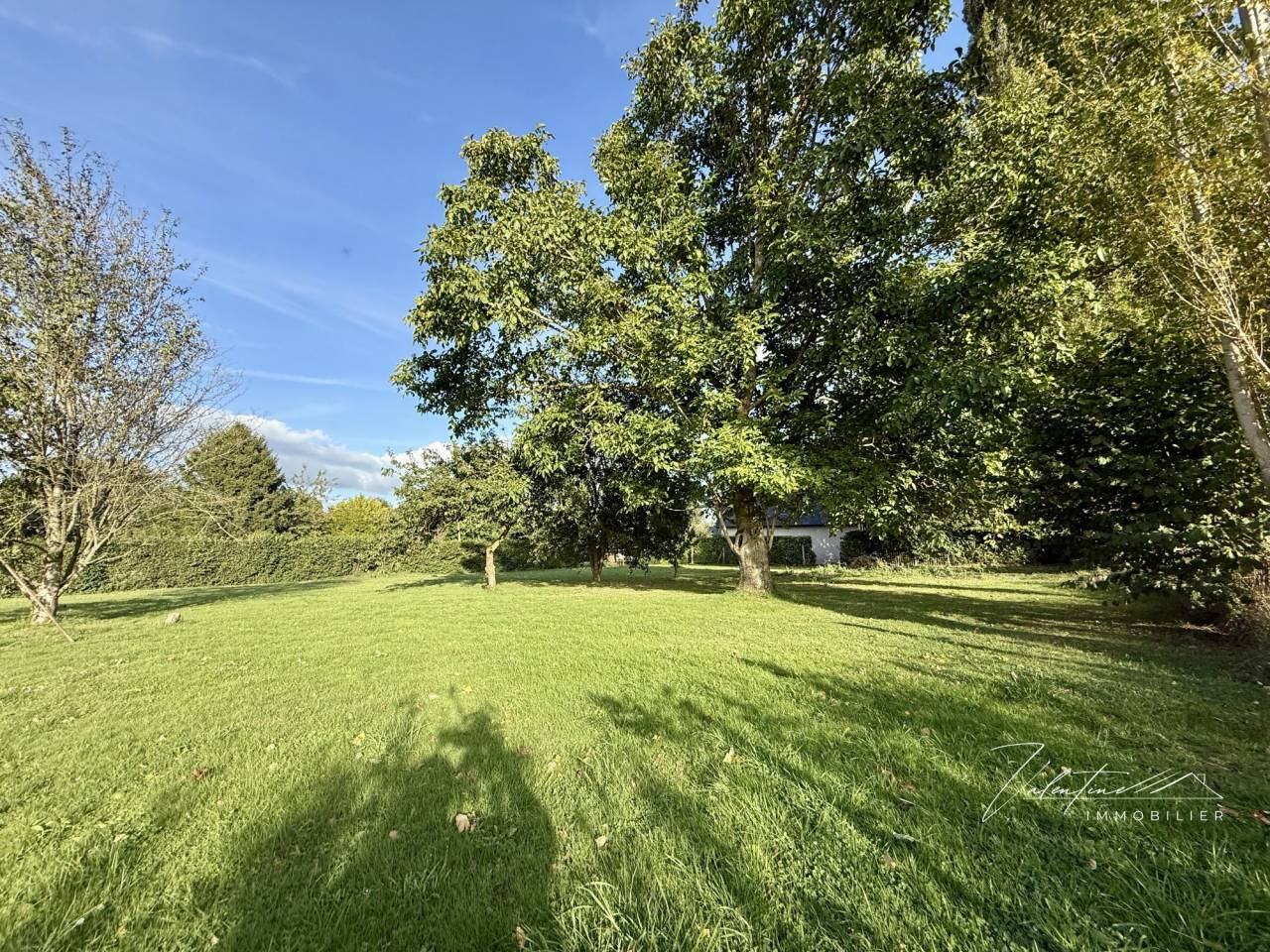 TERRAIN CONSTRUCTIBLE DE 2.385 M2 PROCHE PONT-L'ÉVÊQUE