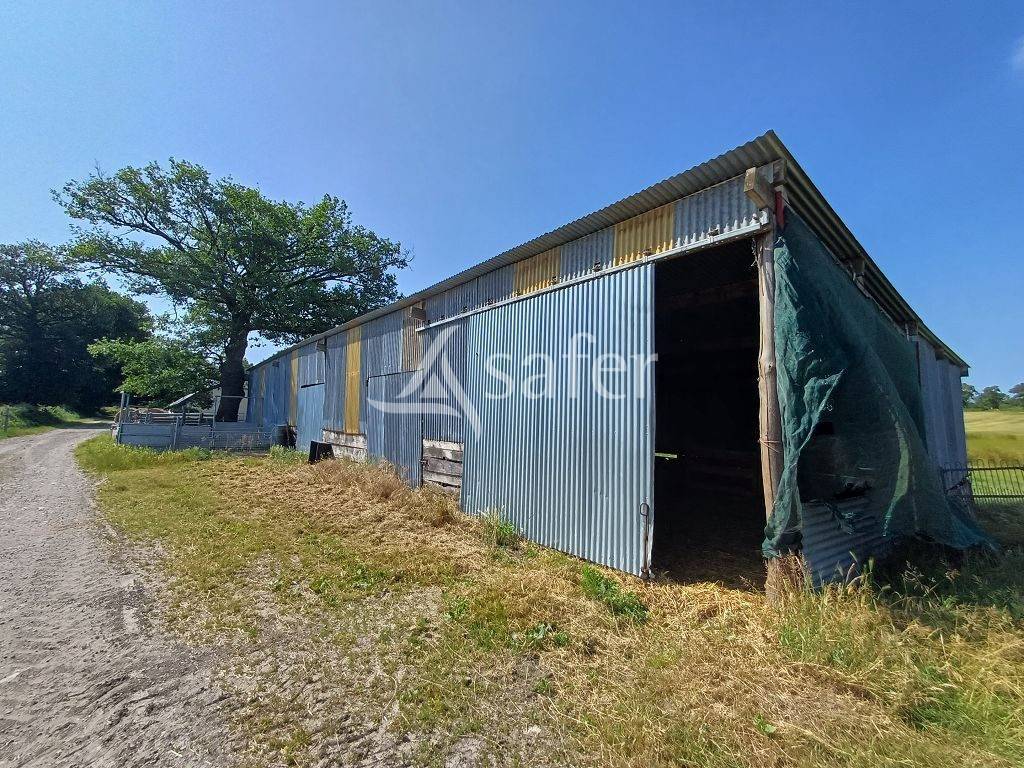 Propri&eacute;t&eacute; d'&eacute;levage d'environ 94 ha 50 bien group&eacute;s