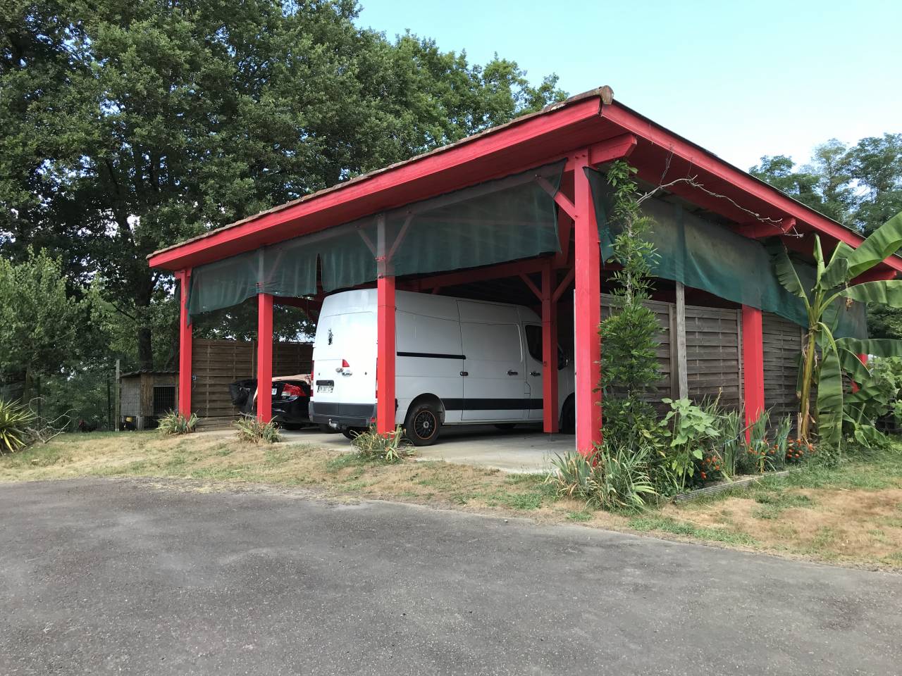 Propriété 184m2 sur 3,5 HA,piscine, dépendances 