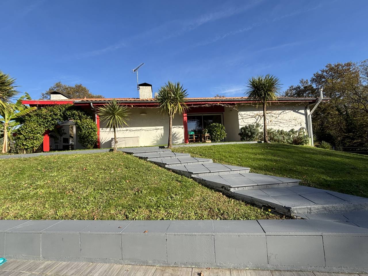 Propriété 184m2 sur 3,5 HA,piscine, dépendances 