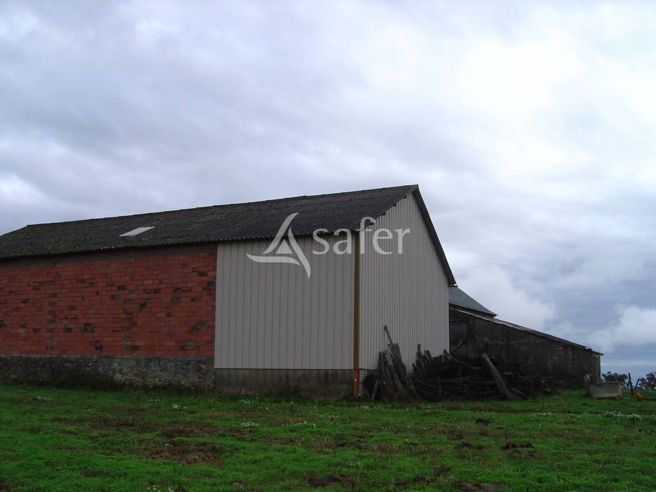Ilot de 7ha66 avec hangar agricole en Aveyron
