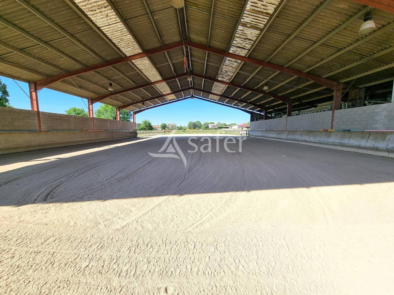 Joli Centre Equestre pr&ecirc;t &agrave; reprendre secteur Montauban