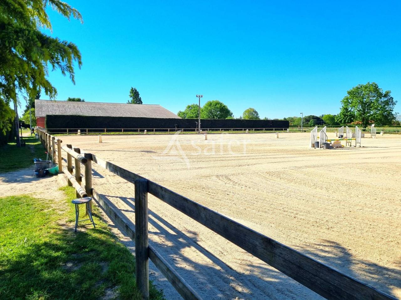 Joli Centre Equestre pr&ecirc;t &agrave; reprendre secteur Montauban