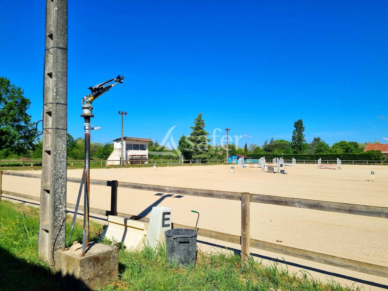 Joli Centre Equestre pr&ecirc;t &agrave; reprendre secteur Montauban