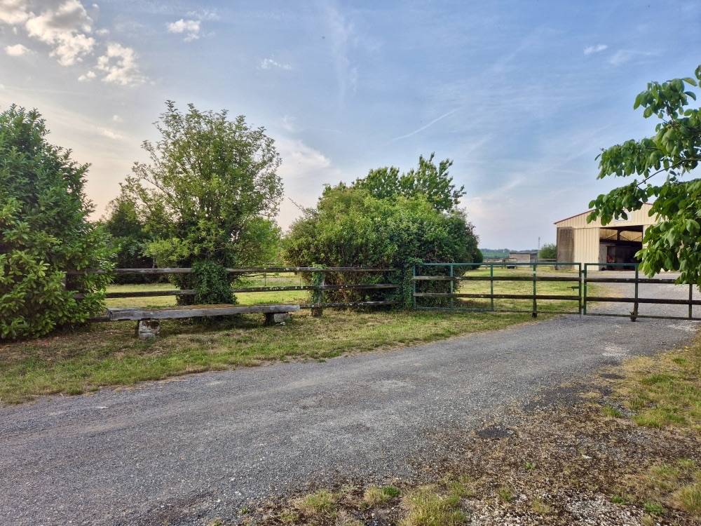 Ecurie - 4,5 hectares - Proche Provins