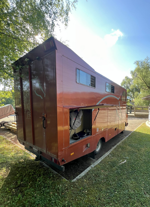 Mercedes Atego 4 places chevaux + espace cavalier