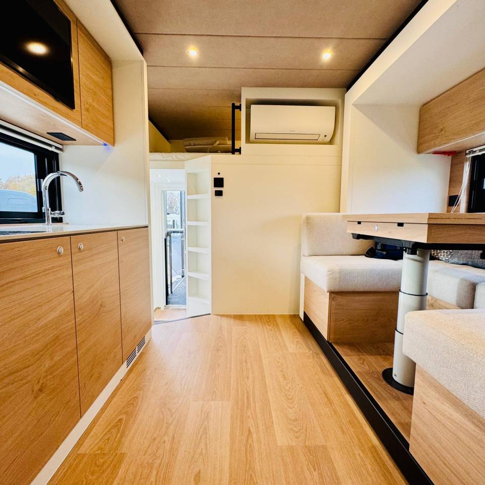 Camion chevaux 6 places home car 6 pers pop out 