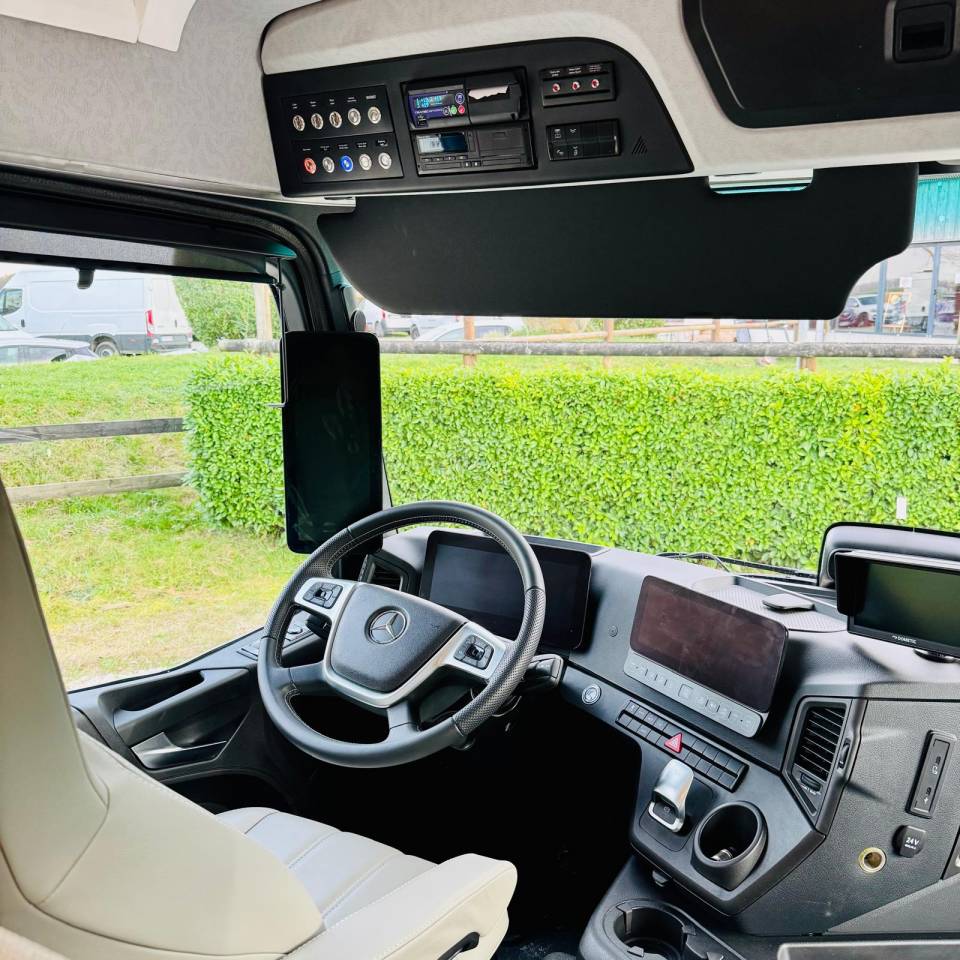 Camion chevaux 6 places home car 6 pers pop out 