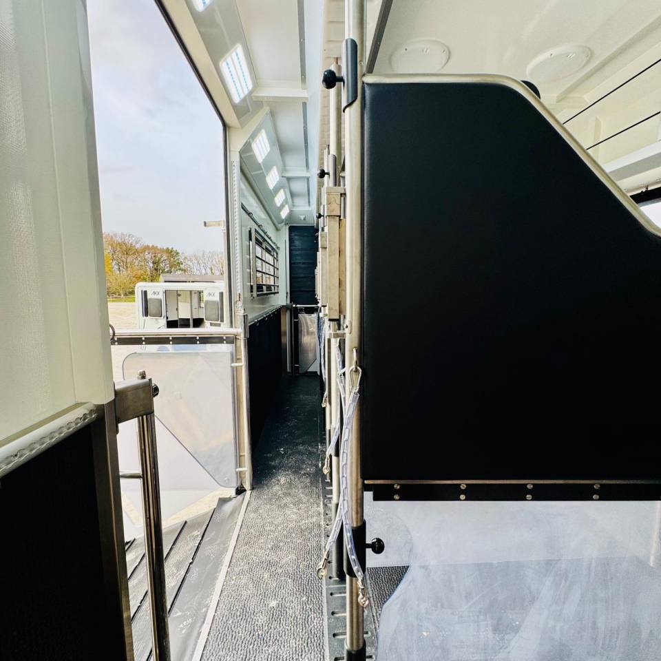 Camion chevaux 6 places home car 6 pers pop out 