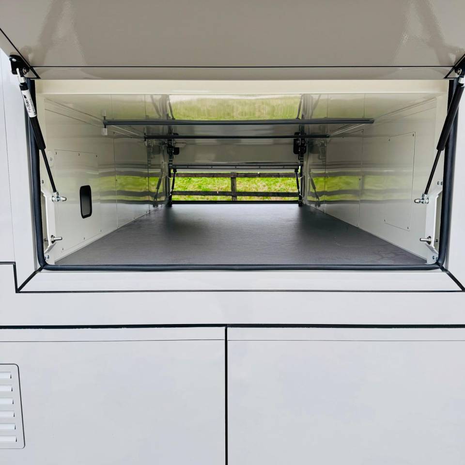 Camion chevaux 6 places home car 6 pers pop out 