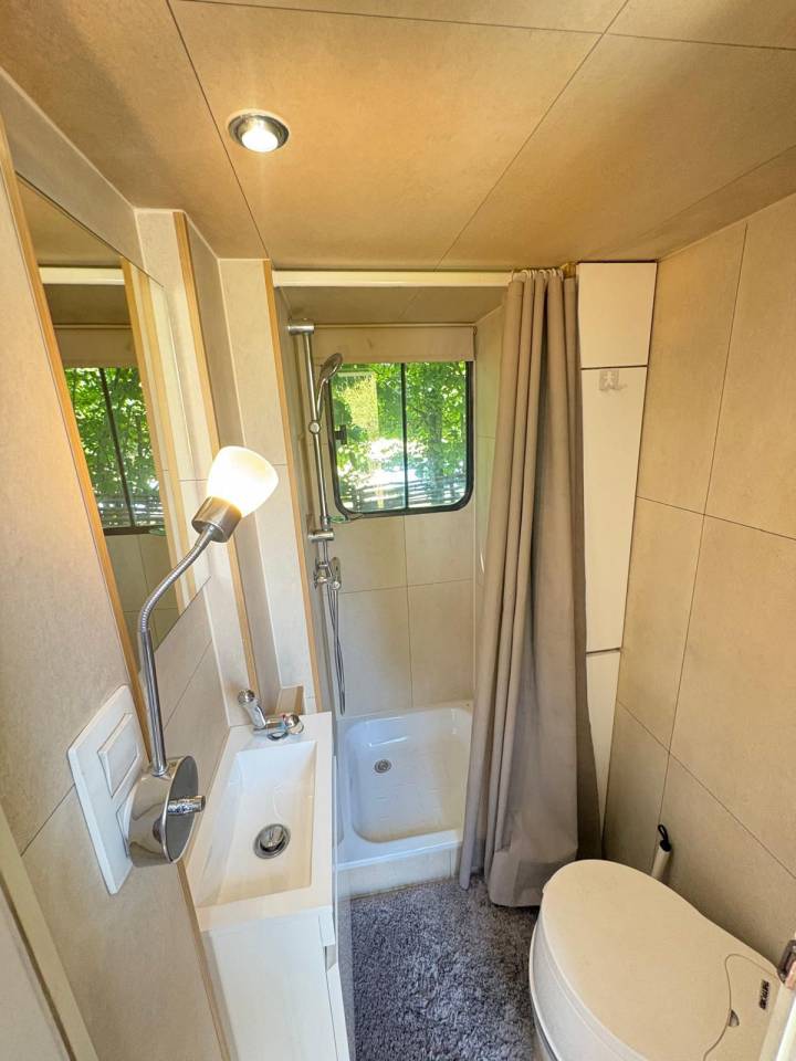 3-Horse Truck – Motorhome for 5 People – IVECO 280 hp