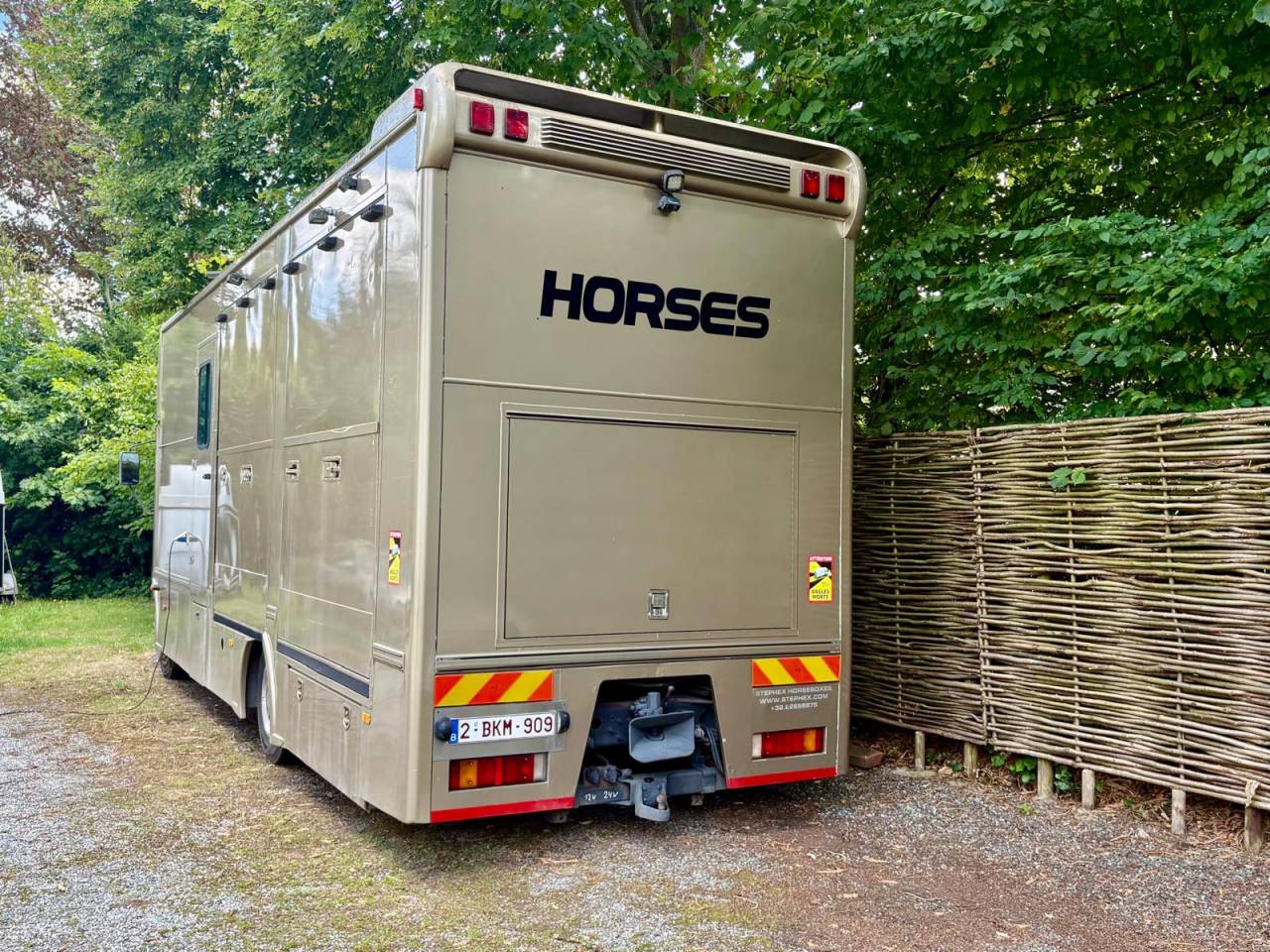 3-Horse Truck – Motorhome for 5 People – IVECO 280 hp