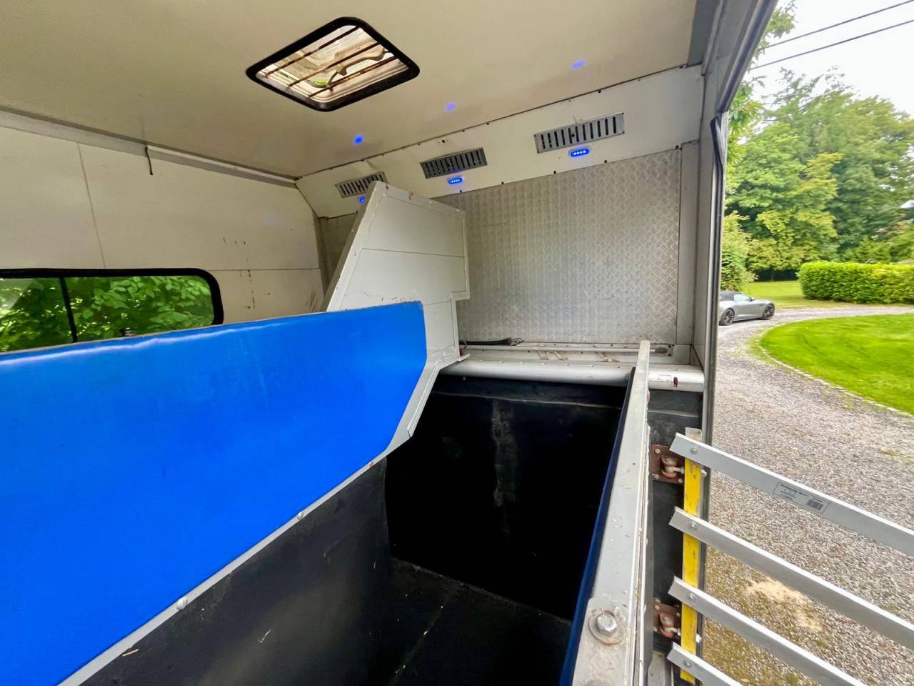 3-Horse Truck – Motorhome for 5 People – IVECO 280 hp