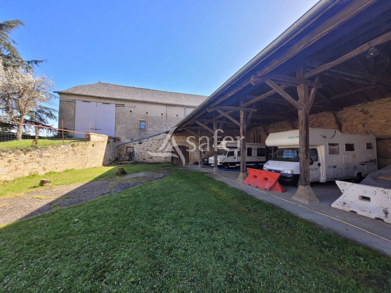 Grange avec CU accept&eacute; + b&acirc;ti agricole id&eacute;al activit&eacute; agrico