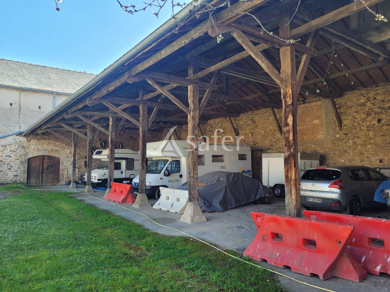 Grange avec CU accept&eacute; + b&acirc;ti agricole id&eacute;al activit&eacute; agrico