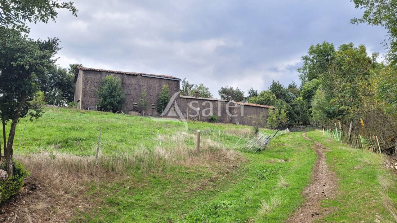Corps de ferme 8ha 50a proche Aveyron