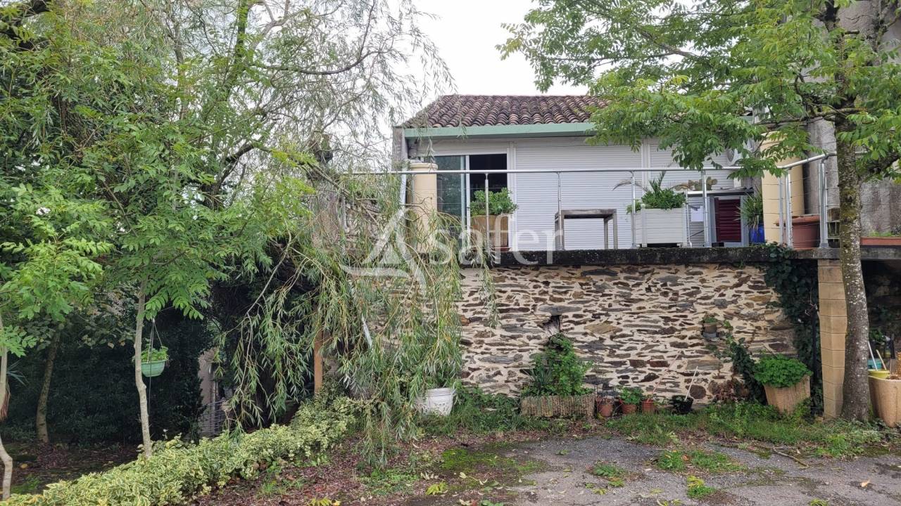 Corps de ferme 8ha 50a proche Aveyron